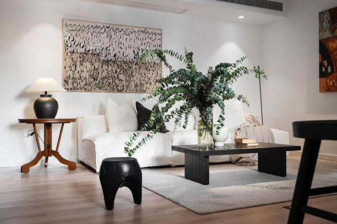 West Nanjing rd 120 sqm stylish Apt &balcony &floor heating 17K