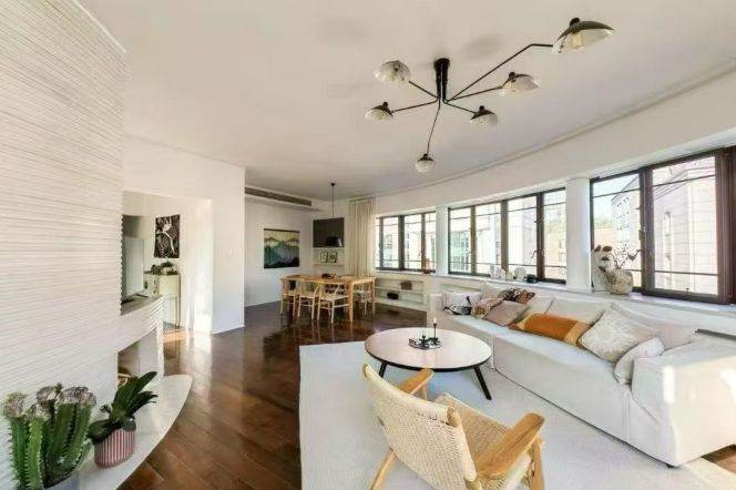   Modern & Bright 2-Bedroom Home with Private Sky Garden