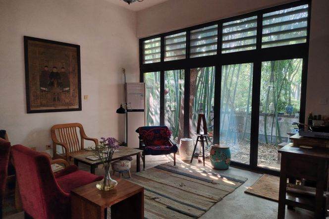 looking for someone to take over our villa home w pets for up to one year