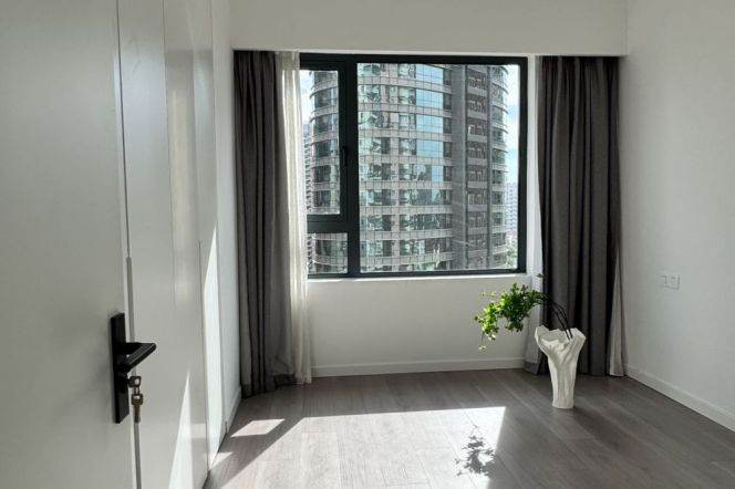 Spacious and Well-decorated 3br 200Sqm @ Jing'an Temple | Heating+Balcony