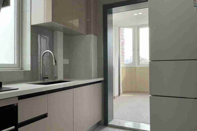 Modern&Spacious 3Bdrs 1Bath Apt+7F Walk Up+L2/11 Jiangsu Rd+King 88+YueDa 889