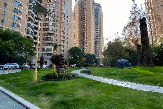 modern big 3brs floor heating modern furniture open balcony beside Xujiahui park 26K