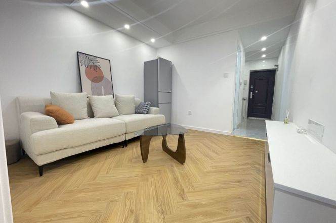 West Yan'An rd station one bedroom