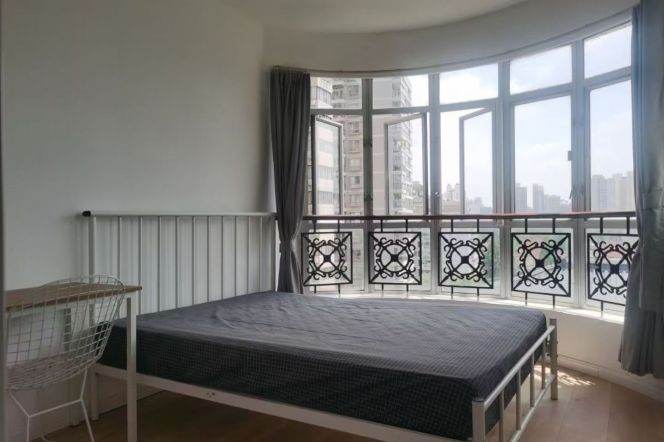 Remodeled 2bedrooms apt with balcony & oven@ Line4 & 10Hongqiao Rd