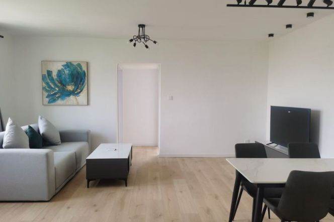 Remodeled 2bedrooms apt with balcony & oven@ Line4 & 10Hongqiao Rd