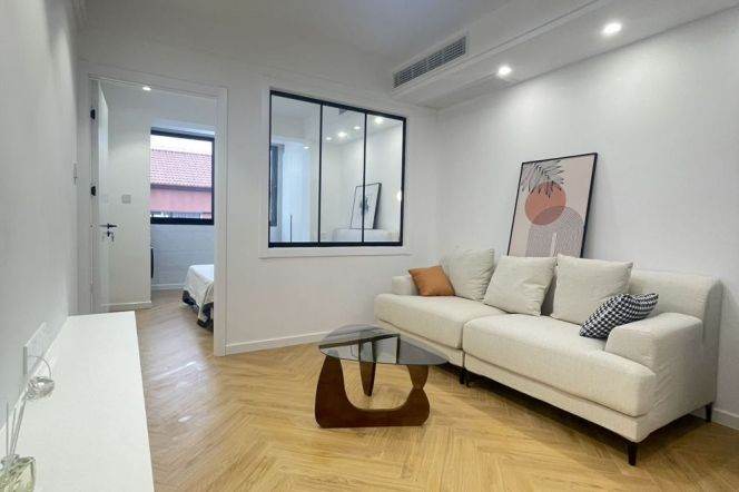 West Yan'An rd station one bedroom
