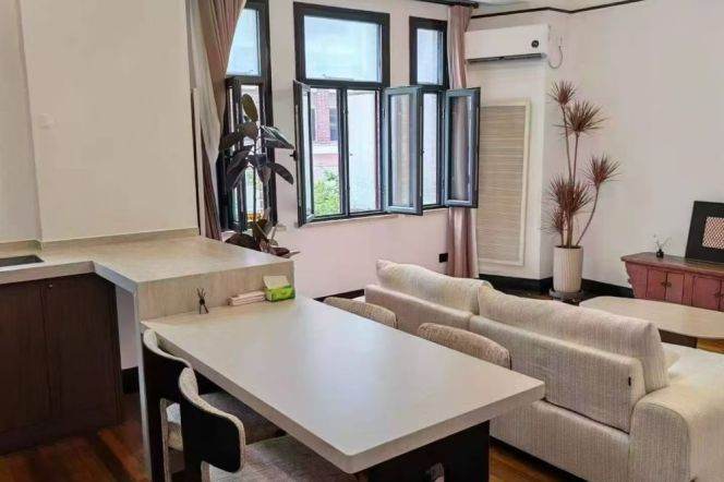 middle Huaihai rd 2 br+2 bath 130 sqm old Apt 19K