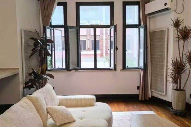 middle Huaihai rd 2 br+2 bath 130 sqm old Apt 19K