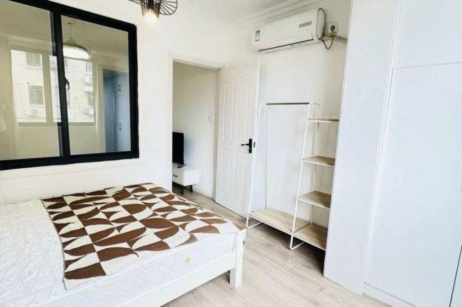 Jiangsu rd/cozy 1br 1lr/great value/bright room/Nice deco&location,@L11/2