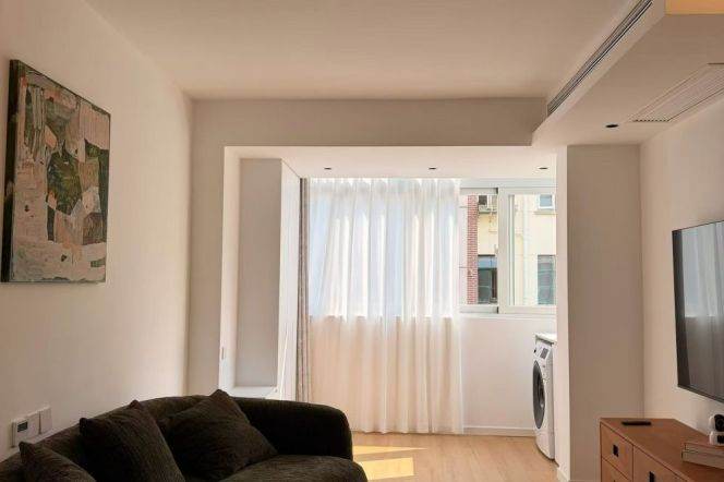 Big windows 1br with heating@L10/11 Jiaotong University St.