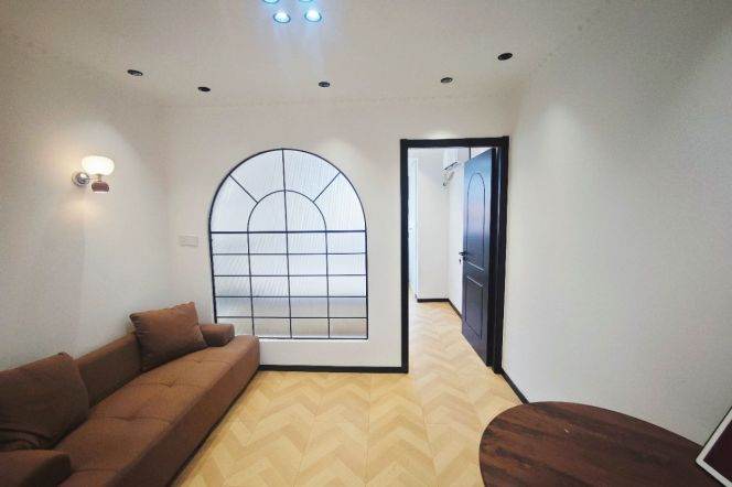 Hongkou area/modern 1br 1lr/bright room/with central AC,Quyang rd@L8