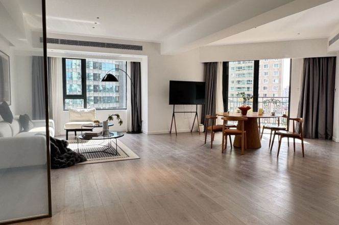 Spacious and Well-decorated 3br 200Sqm @ Jing'an Temple | Heating+Balcony