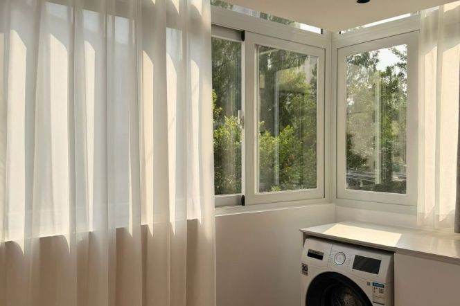 Big windows 1br with heating@L10/11 Jiaotong University St.