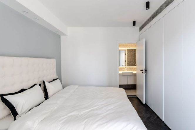 Jing'an 190 sqm 3 br+3 bath Apt&spacious living room 20K