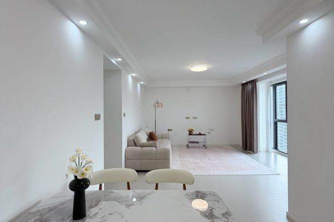 3 Brs, 2 Baths with Brand-new Dec and Dryer, 150 sqm, High rise Building @ Zhongtan metro L3&4