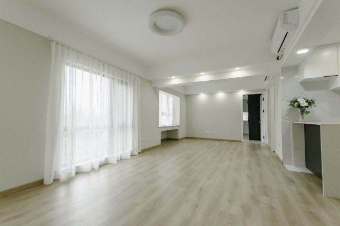 3 Brs, 2 Baths, Open Balcony/Central ac/Oven/Gym, 140 sqm @ Jiangsu metro L2&11
