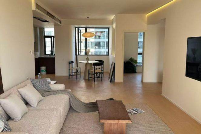 2 Brs, 1 Living room with Brand-new Dec, 110 sqm @ Zhenping metro L3,4&7