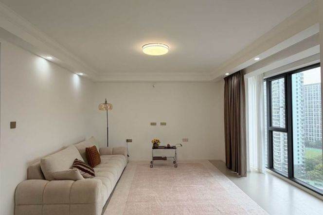 3 Brs, 2 Baths with Brand-new Dec and Dryer, 150 sqm, High rise Building @ Zhongtan metro L3&4