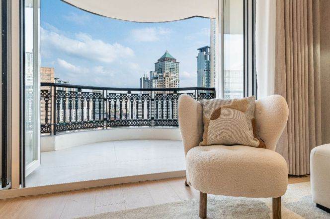 Elevator 2br/2bt Flat with open Balcony close to West Nanjing Road