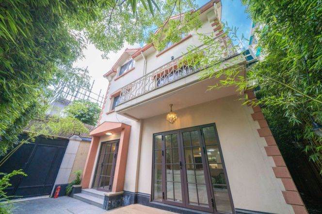  Modern & Bright 4‑Bedroom Whole House with private courtyard, Complete Heating & Furnishings
