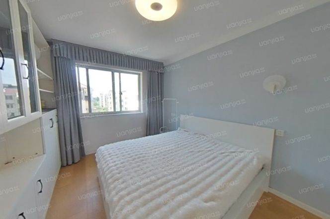 Sunny South-Facing Master Bedroom in a Cozy 2B1B + Loft (Near Century Park, Available Early August)