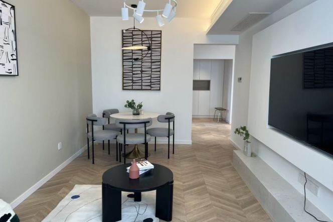 Xujiahui station stunning 2br lift with 13.5k