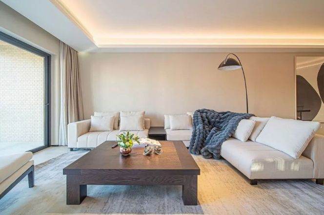  Modern & Bright 4‑Bedroom River‑view Penthouse, Complete Heating & Furnishings