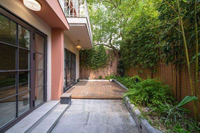  Modern & Bright 4‑Bedroom Whole House with private courtyard, Complete Heating & Furnishings