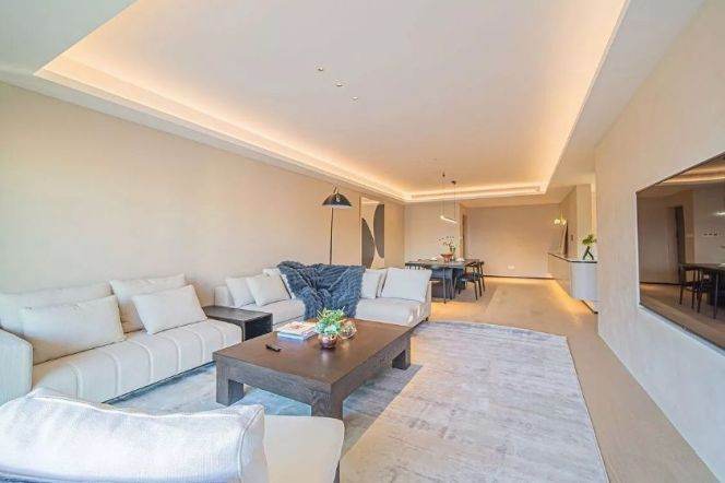  Modern & Bright 4‑Bedroom River‑view Penthouse, Complete Heating & Furnishings