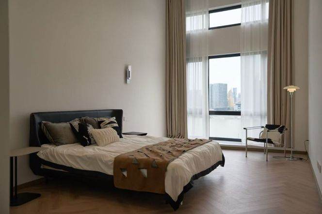 One-floor view of the Huangpu River property, top-floor duplex with terrace and parking space