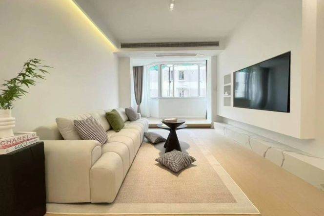 Spacious one bedroom Apt+central AC+oven@Line2/11Jiangsu Rd