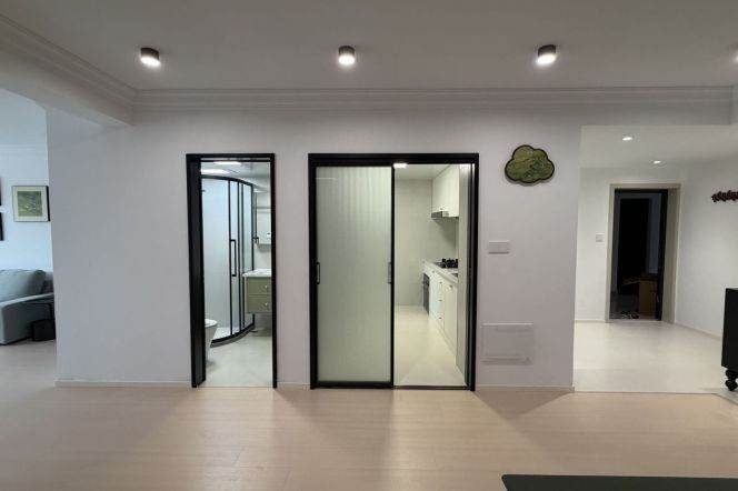 3 Brs, 2 Baths, Wall heating / Oven/Dryer, 160 sqm @ Jiangsu metro L2&11