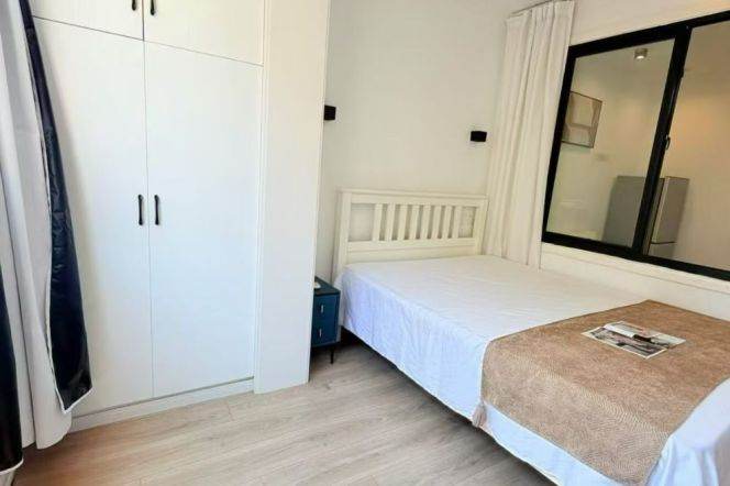 Nice 1br/1lr @jiangsu rd sta 5.9k