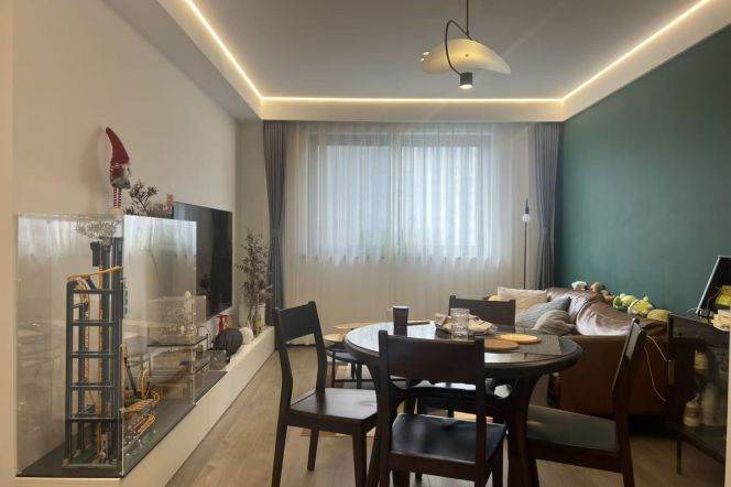 5-minute walk from Xujiahui. Owner's residence with interior decoration. All rooms custom-made.