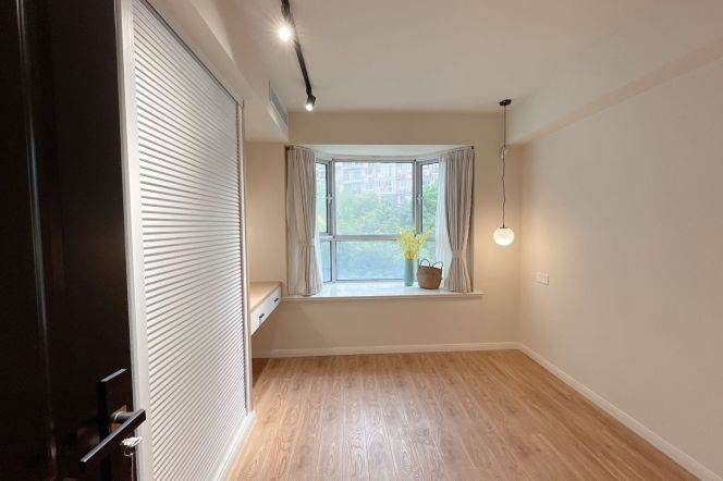 Xujiahui 145 sqm 3 br Apt &floor heating &balcony &oven 17k