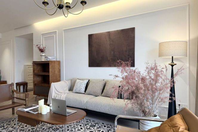 Modern & Bright 2‑Bedroom Home with open balcony, Complete Heating & Furnishings