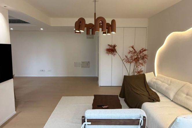 3 Brs, 2 Baths, Central ac/Heating/Dryer, 150 sqm @ Changshou metro L7&13