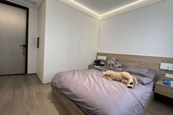 5-minute walk from Xujiahui. Owner's residence with interior decoration. All rooms custom-made.