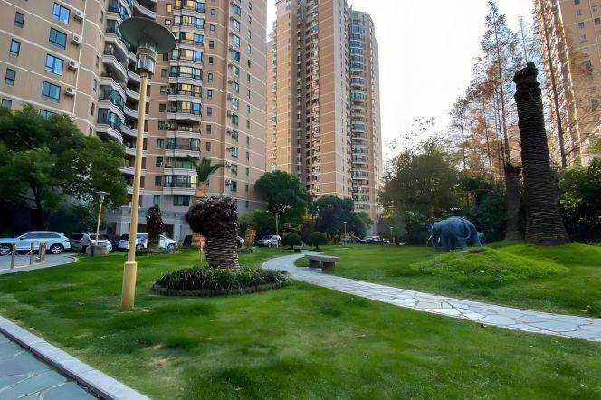 Modern & Bright 3br floor heating with big open balcony, central Xujiahui 