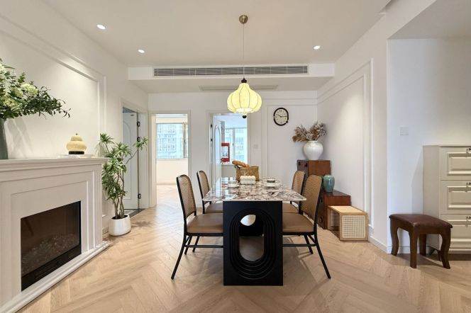 Modern & Bright 2‑Bedroom Home with open balcony, Complete Heating & Furnishings