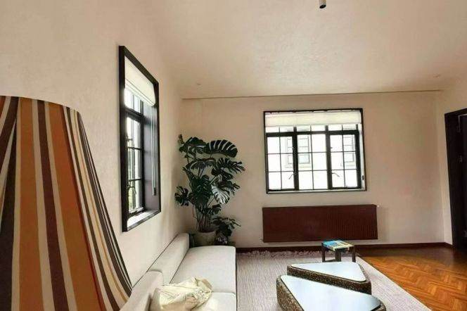 High-ceiling 1br with terrace @L1/7 Changshu Road St.