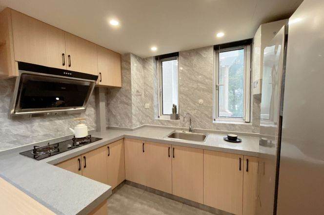 Xujiahui 145 sqm 3 br Apt &floor heating &balcony &oven 17k