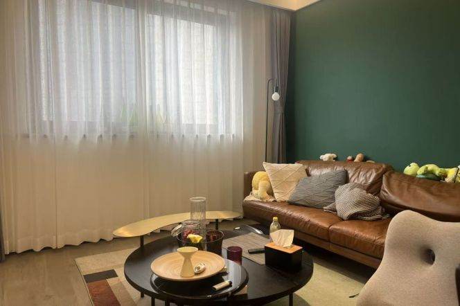 5-minute walk from Xujiahui. Owner's residence with interior decoration. All rooms custom-made.