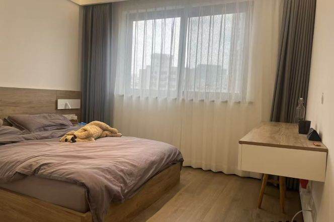 5-minute walk from Xujiahui. Owner's residence with interior decoration. All rooms custom-made.