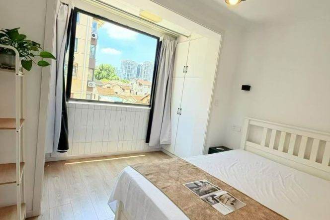 Nice 1br/1lr @jiangsu rd sta 5.9k