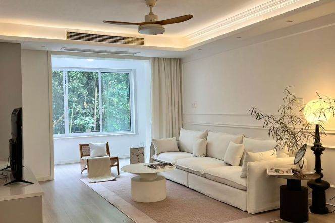 changning L2 Weining rd newly renovated 3  br Apt &huge yard 17k