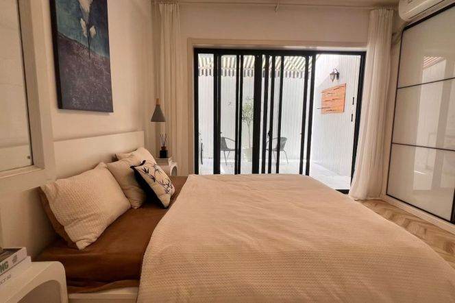 Spacious 1Br/2Lr/1Br+Lovely Yard@L10/11 Jiaotong University Station 