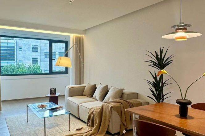 Newly Renovated 1Br/2Lr/1Bt Close to L2/12/13 West Nanjing Rd Station 