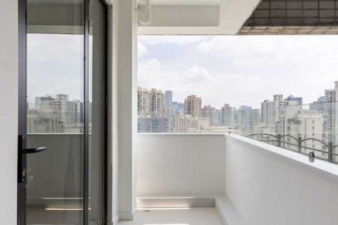 Elegant 2BR Elevator Apt w/Outdoor Balcony+Heating nr Changping Rd Station