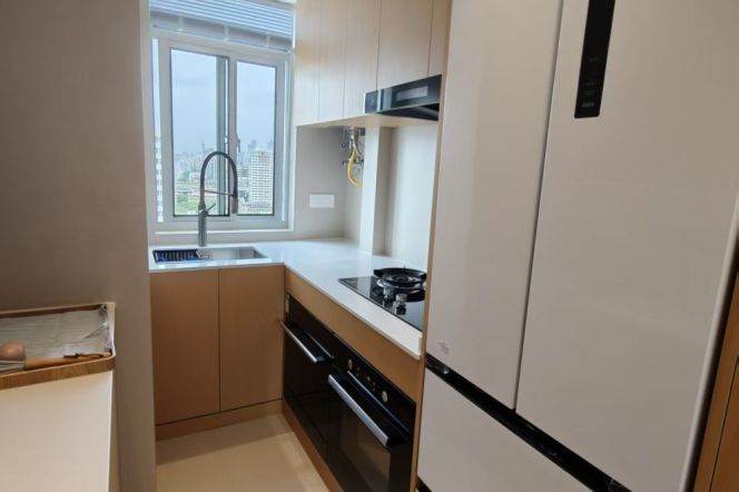 Brand new 2bedrooms apt with Heating &Dishwasher & oven@ Line4 & 10Hongqiao Rd